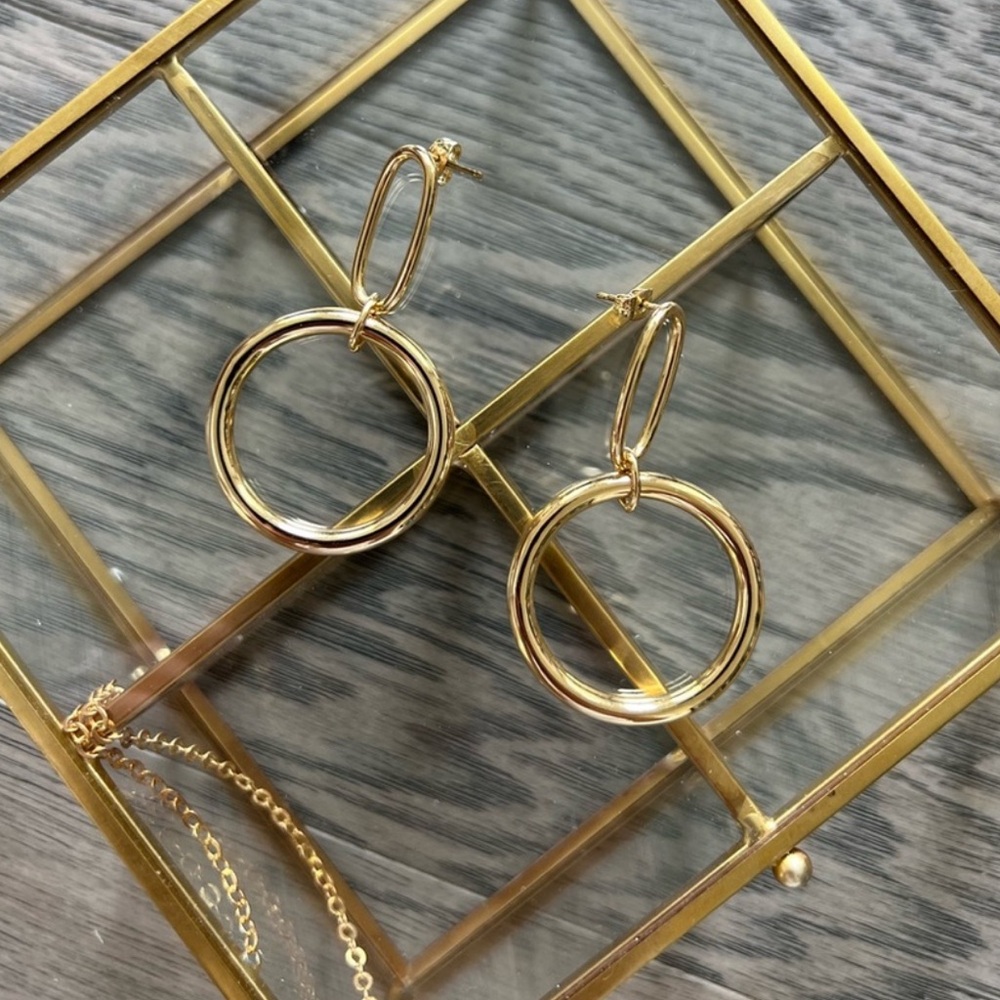 Miranda Frye Elegant Gold Hoop Earrings